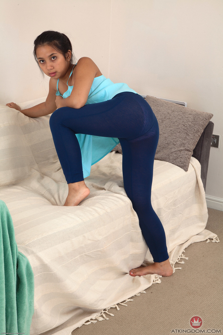 Cute Arya Badi Badi Chuchiyon Aur Bade Kule Ko Khula Karti Hai Jab Vah Apni Gori Chatni Failati Hai