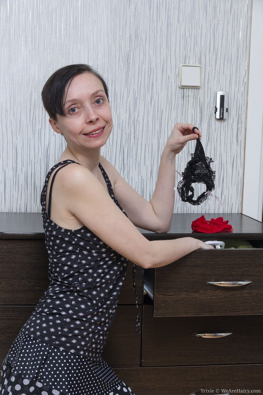 ブラUNETのTrixieは黒いドレスとランジェリーを脱いで、毛深い陰部を暴露する