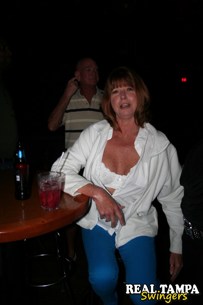 素晴らしき熟女ダブルディーと彼女の女友達たちが巨乳を披露