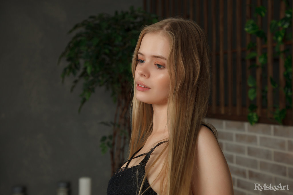 Ottavia Uncups Her Big Tits While Getting Bare Naked