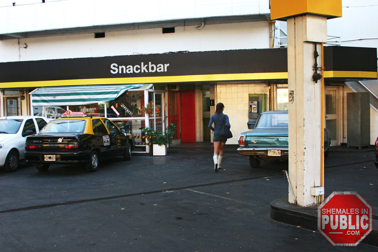 Транссексуалка Белен Поймана За Горячим Отсосом От Стада