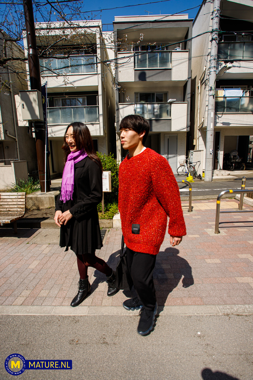 日本人妻若林美穂が若い少年に浮気セッションを指南