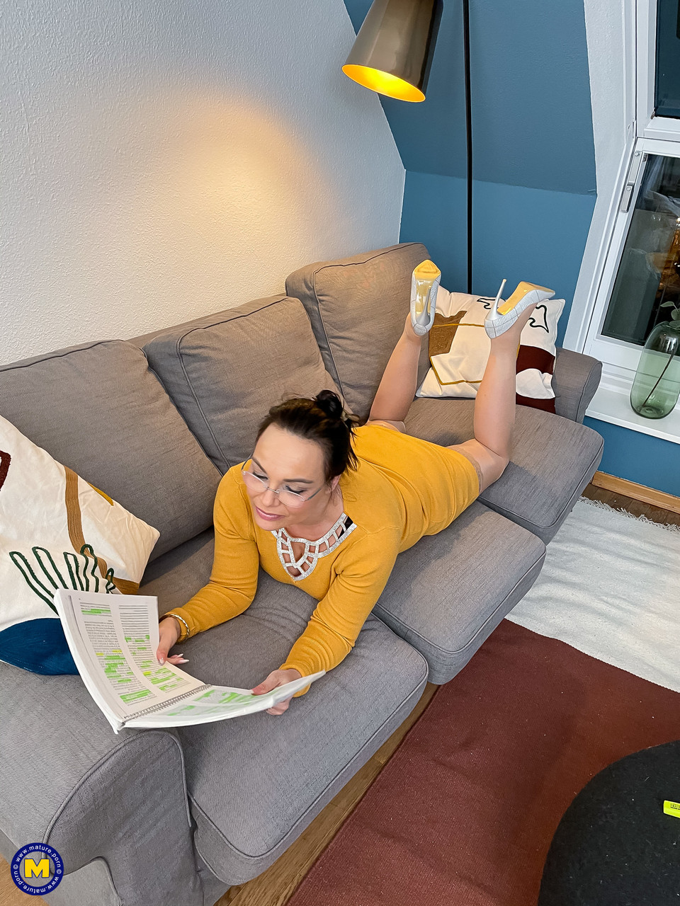 戴眼镜的成熟妈妈肮脏普里西拉脱光衣服和继子一起裸体阅读