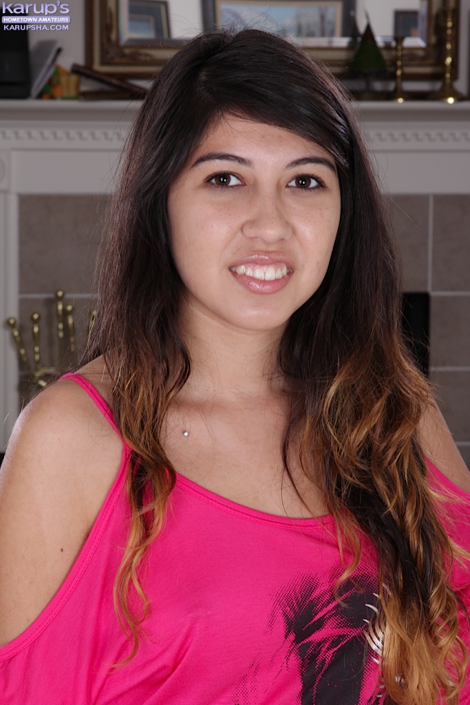 乳首にピアスの素人娘がびちょ濡れマンコを曝け出す