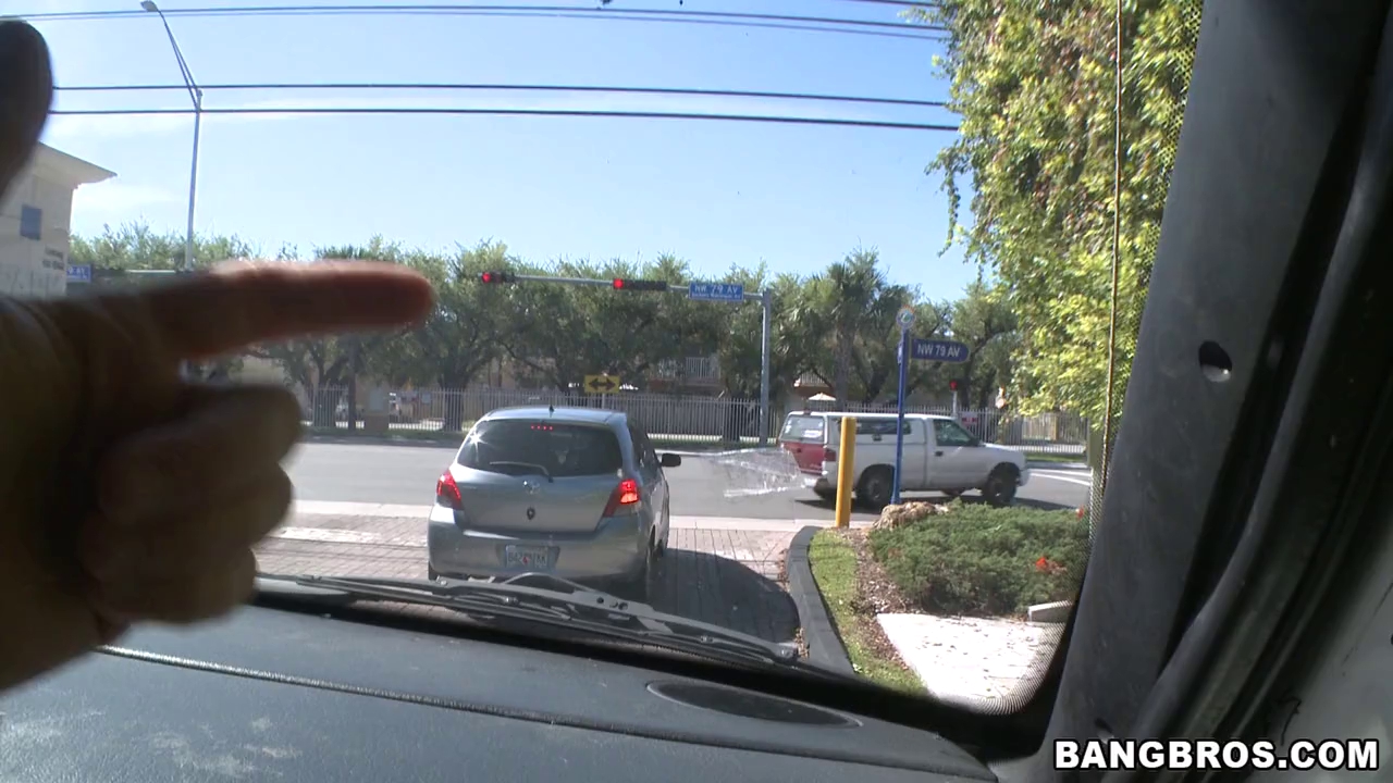 業餘辣妹Trixie Star在貨車裡接受硬核狗爬式猛攻