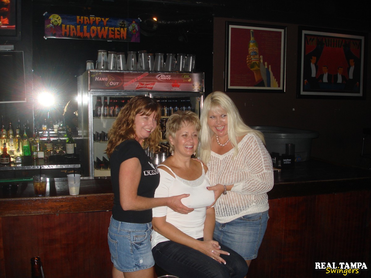 饥渴的熟女Mandi Sins在酒吧里展示她剃光的阴部、屁股和乳房