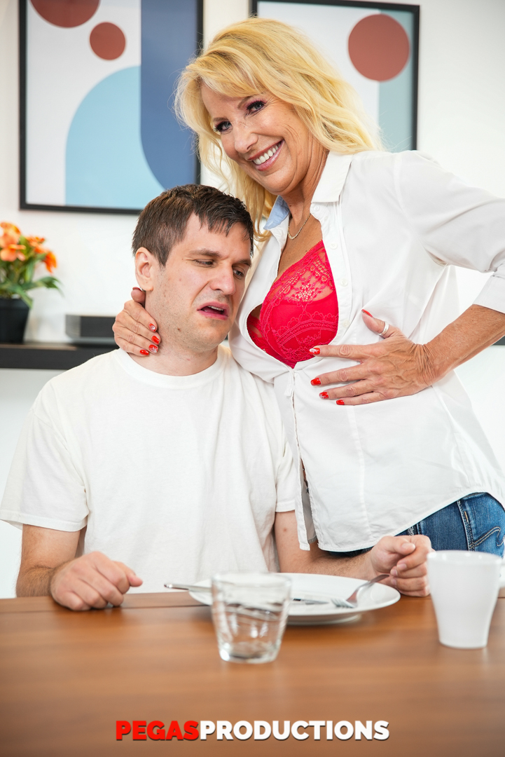 Nerdy Blonde Milf Bianca Fitcougar Entkleidet Sich Und Zeigt Ihre Grossen Titten