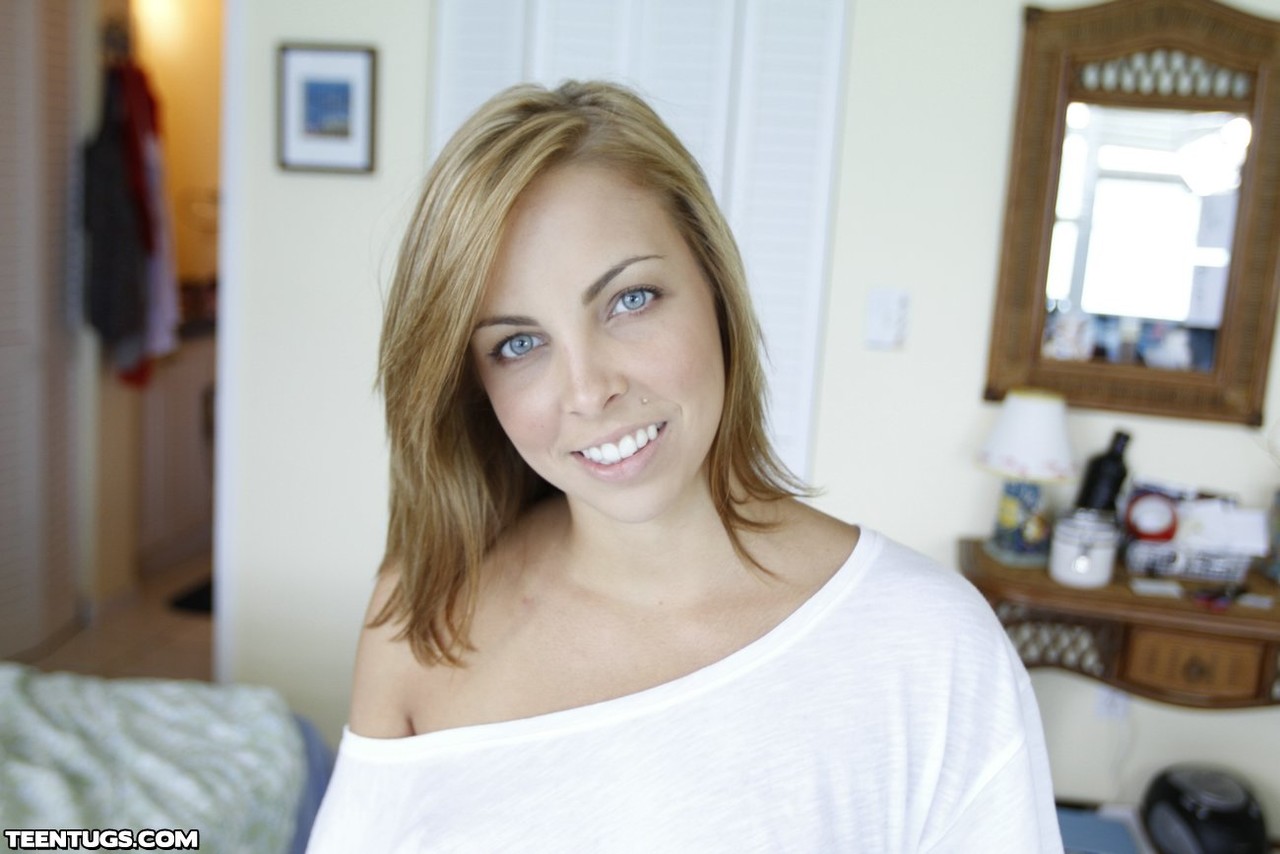 Юная Шлюха Кристал Бэнкс Улыбается Во Потрясающего Минета