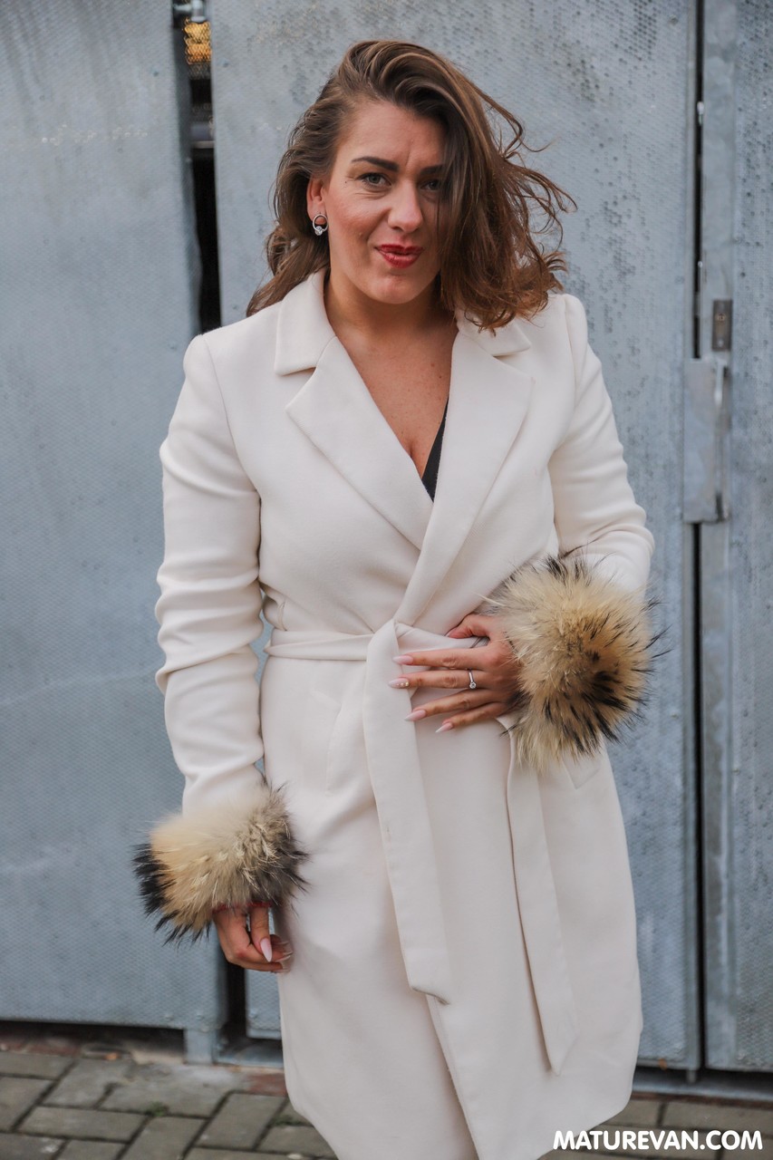 成熟した人妻Sharia Venomがロードトリップ中に包皮付きチンポにまたがる