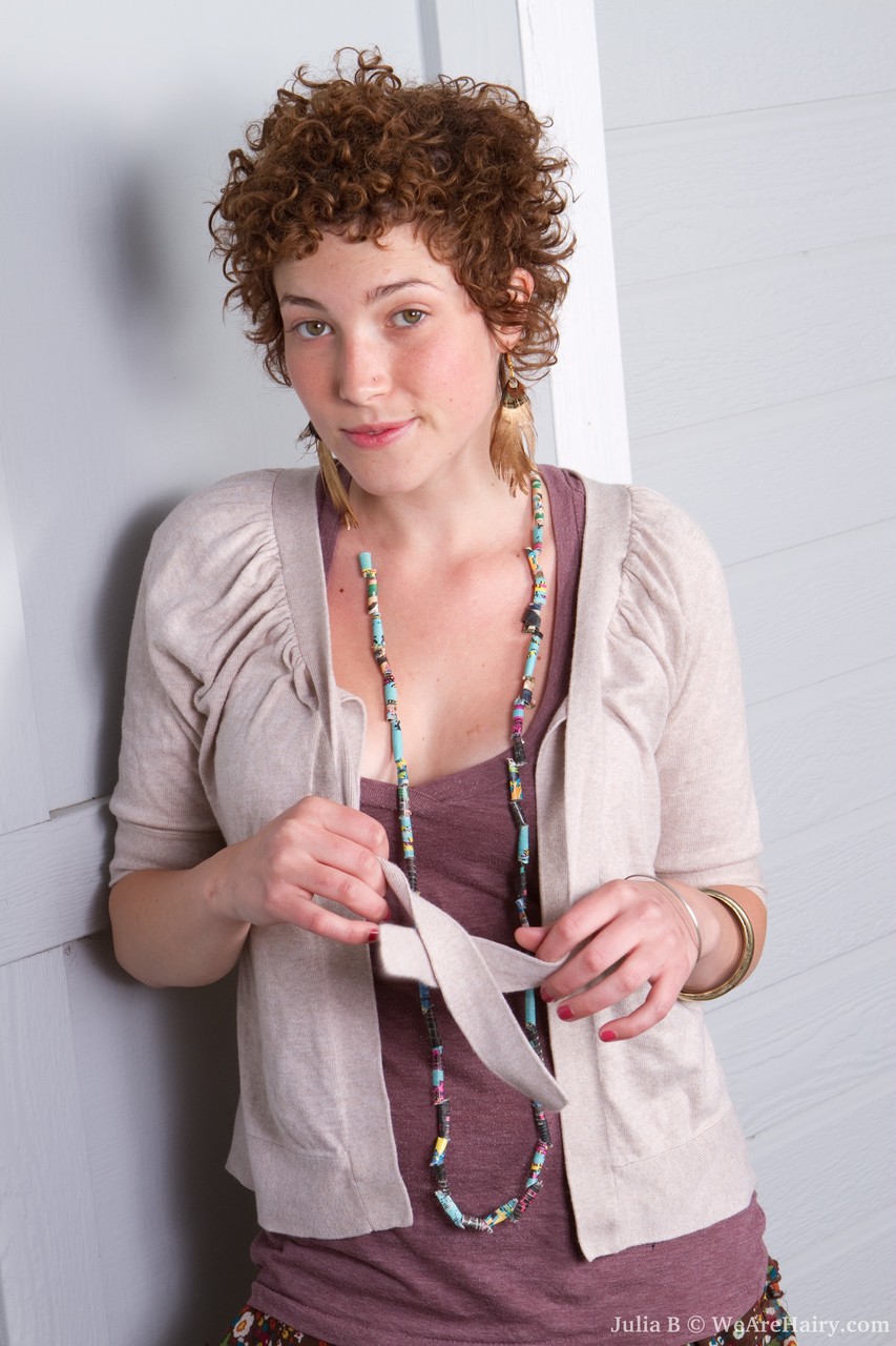 الفتاة الجذابة الشقراء جوليا ب تتنزع ملابسها وتعرض مهبلها الشعري