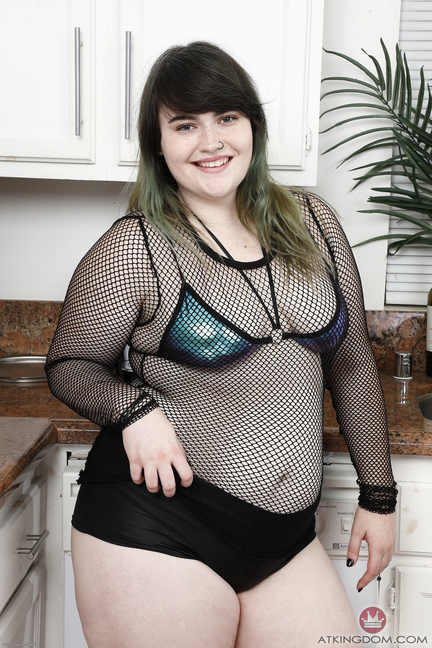 Cece Lachey: Joven Bbw Se Desnuda En La Cocina Y Presume Sus Agujeros Peludos