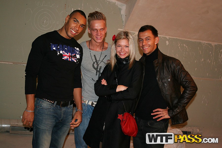 小柄な金髪ユキが激しい乱交後に顔射を受ける