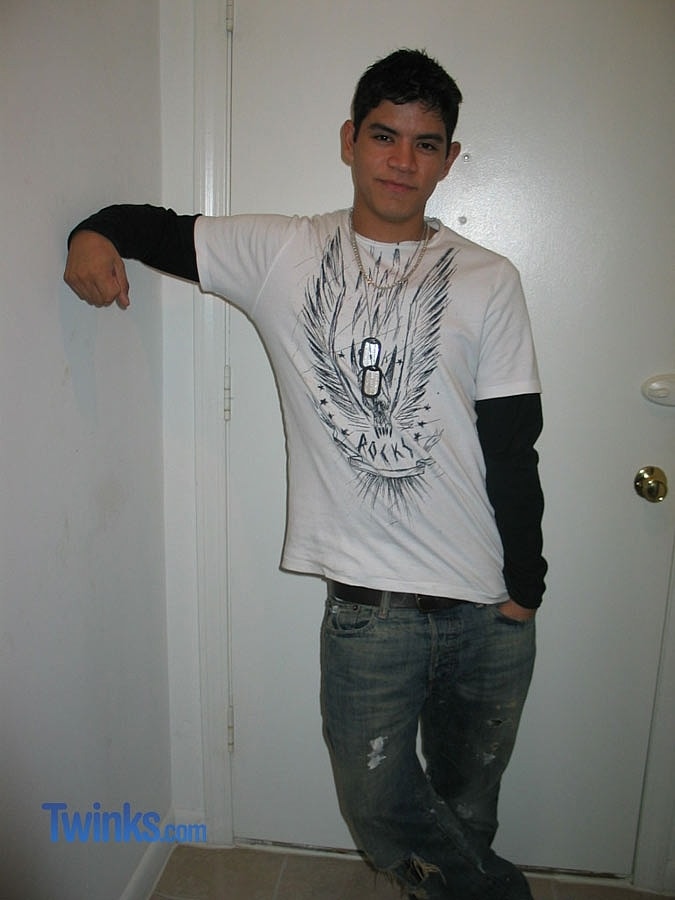 Андре M, Брюнет Парень, Медленно Раздевается, Трогает Большой Член