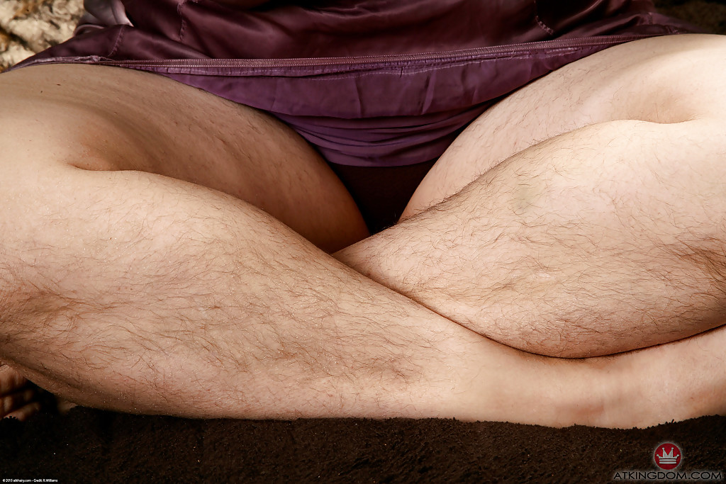 Tätowierte Behaarte Mama Zieht Sich Die Unterwäsche Aus, Um Große Titten Und Behaarte Muschi Zu Zeigen