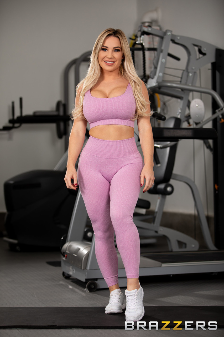 Blonde Wife Amber Jade Flaunts Big Tits And Huge Ass In Gym