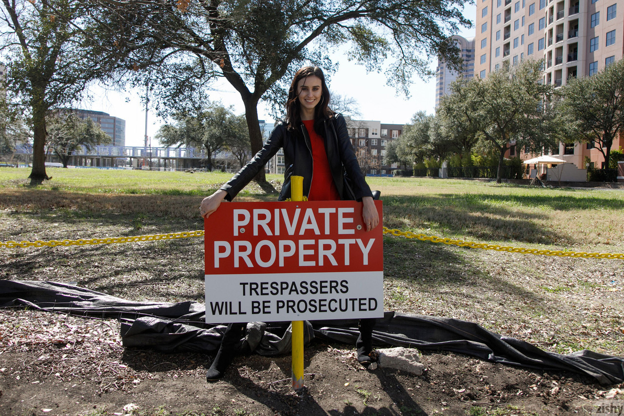 सेक्सी जैस्मिन सिमको जिम में जूतों के साथ छोटी छाती और बड़ी गांड दिखाती है