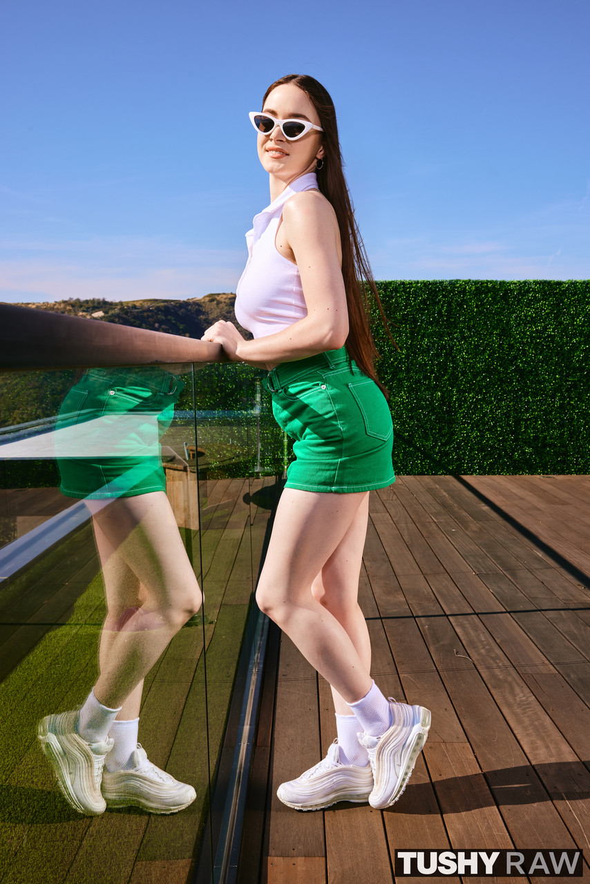 लंबे बालों वाली किशोरी हेज़ल मूर को उसकी बड़ी गांड कुत्ते की स्टाइल में चोदा गया