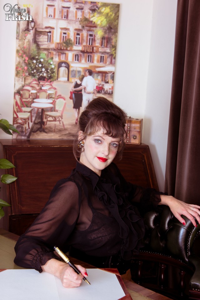 Kate Fingert Sich Auf Dem Schreibtisch In Retro-Nylons