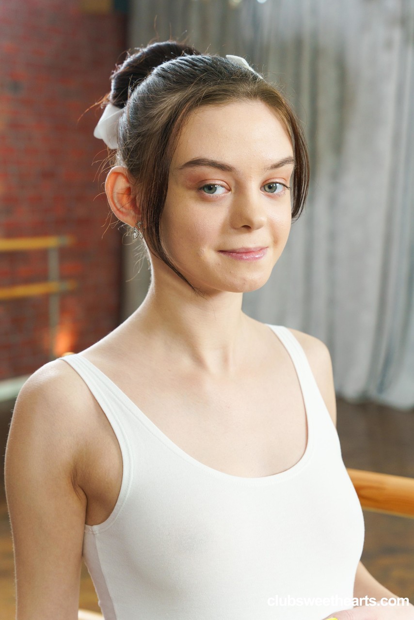 الراقصة الباليه الصغيرة كيتي النقية تتباهى بجسدها النحيف وتفرك بظرها