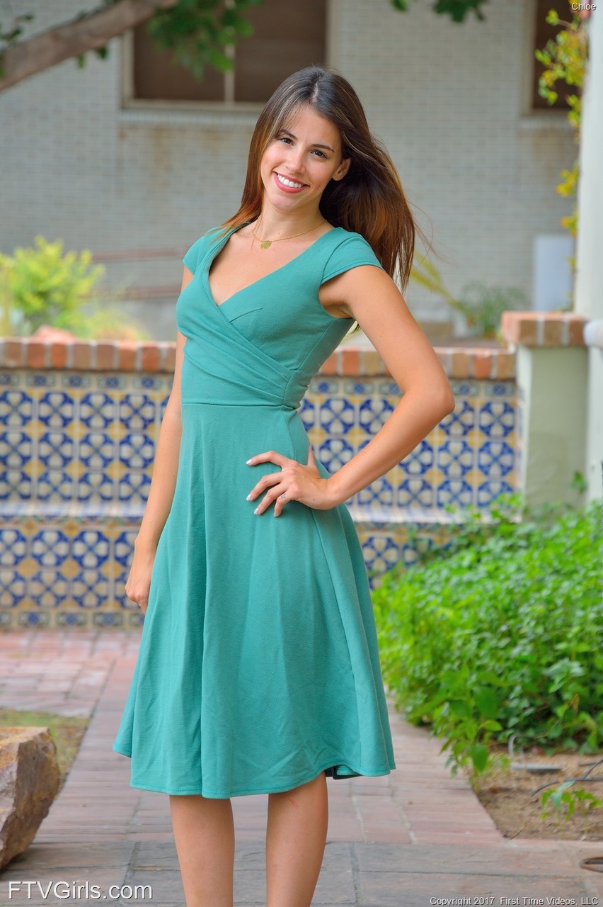 Wunderbare Schlanke Chloe Zeigt Ihre Verspielte Vagina Und Spielt Mit Einem Küchenhahn