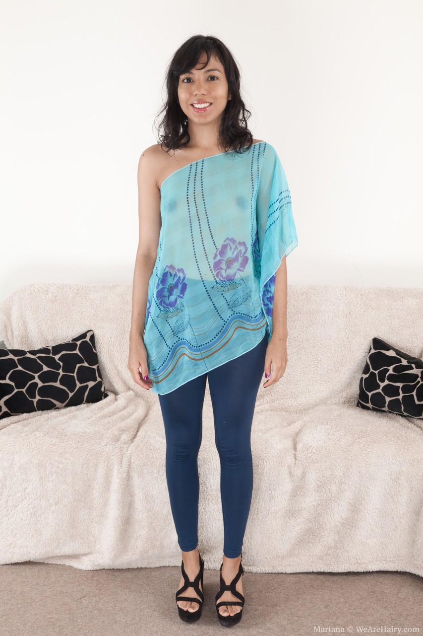 愛らしいアマチュアのMarianaが彼女の毛深いマンコを表示し、ソロでヌードでポーズをとる