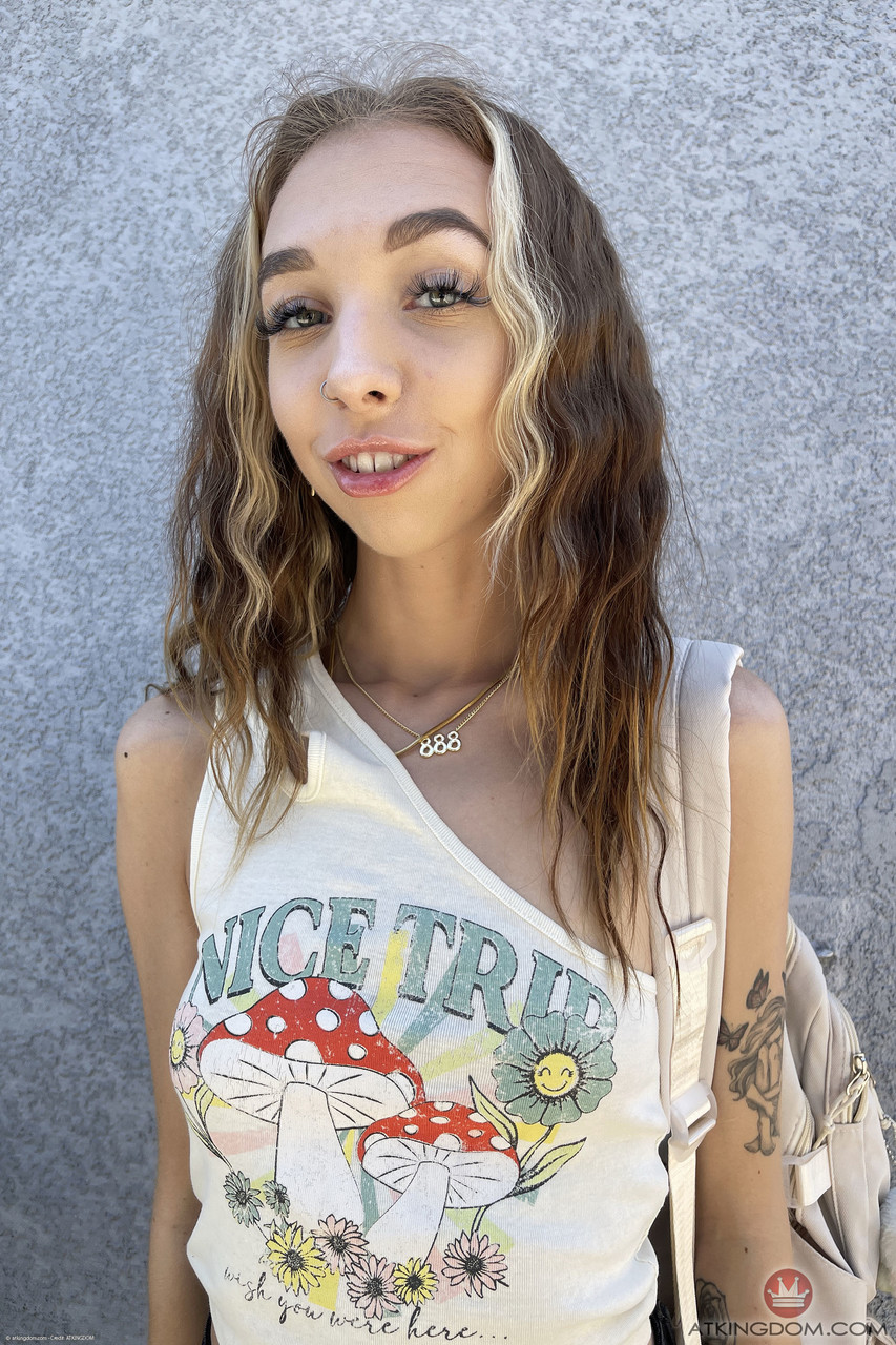 الهاوية بريزي بري تُباهي بكسها الجميل وفتحة طيزها وثدييها