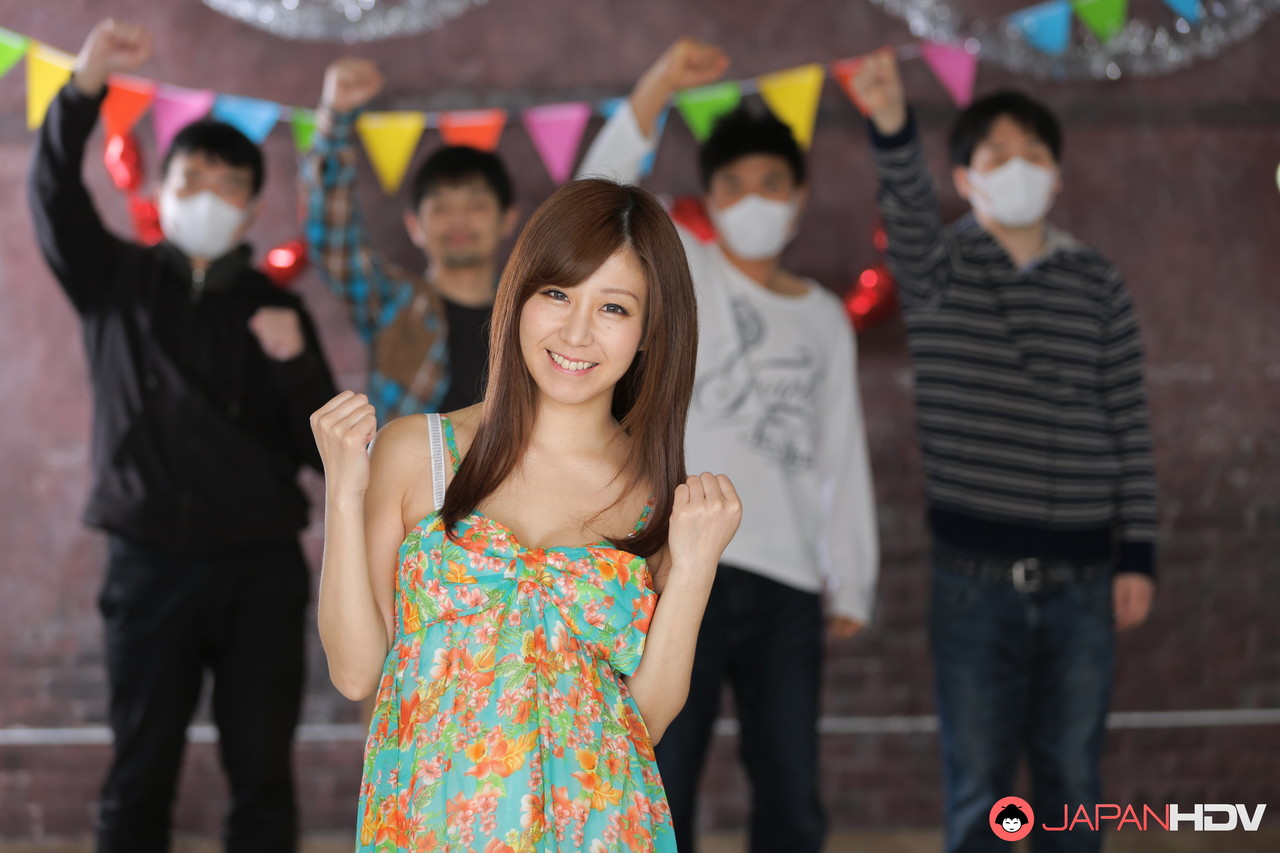 Chihiro Akino : Jolie Fille Japonaise Se Met En Dessous De Vêtements Comme Les Garçons Acclament