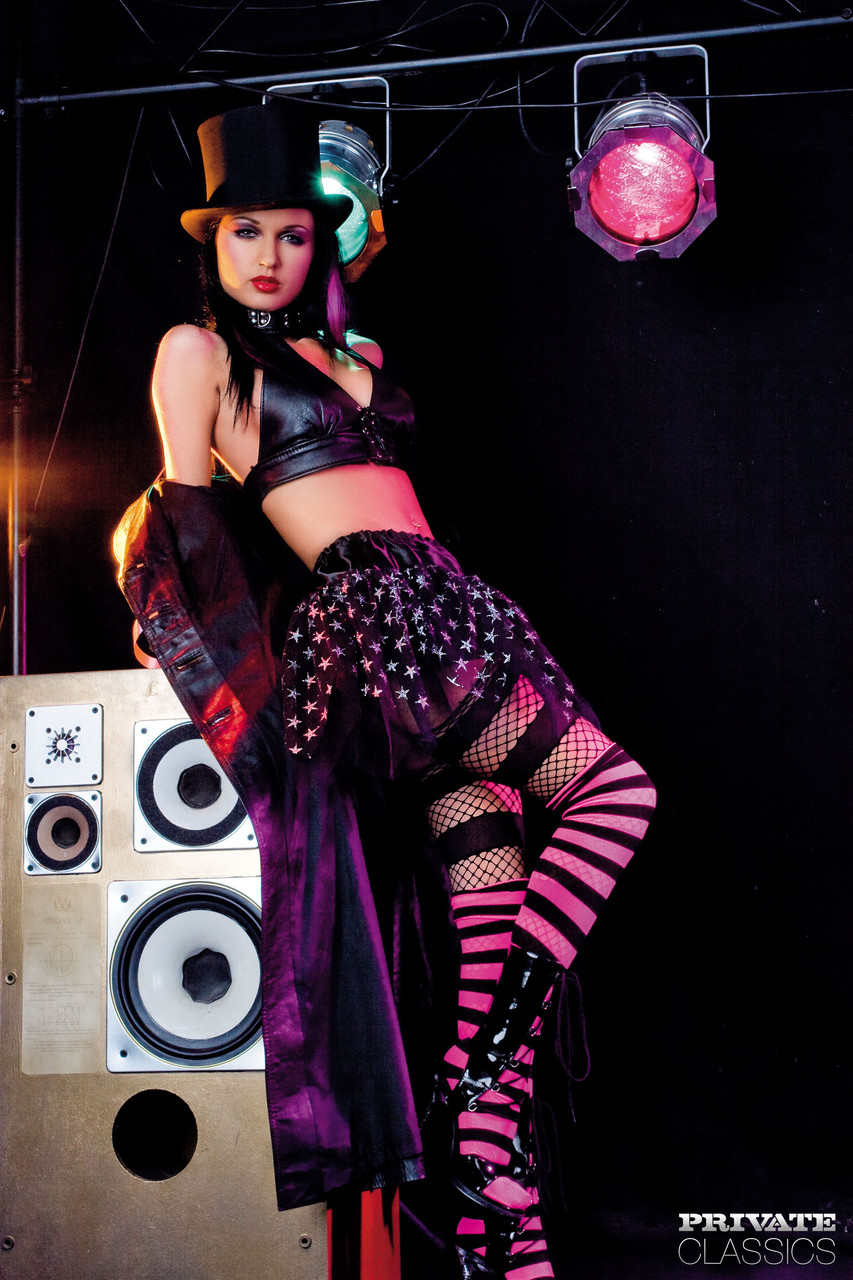 黑发妞罗克珊娜和她的男友在音响旁做爱