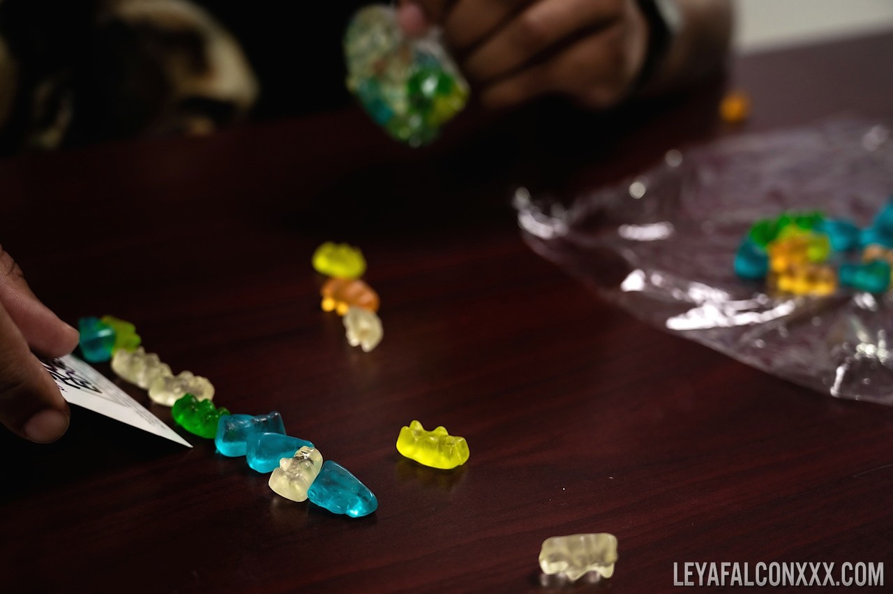 Пышная Татуированная Милфа Лея Фэлкон Соблазняет Развратного Негра И Получает Анал