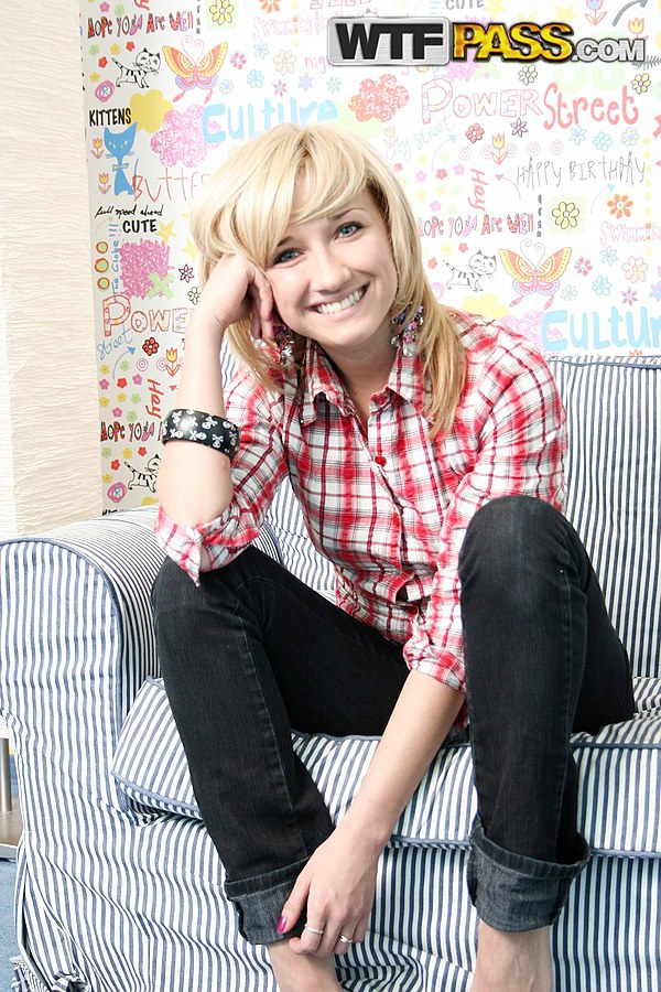 Evi C Recebe Esperma No Rosto Depois De Foder Como Loira Estreante