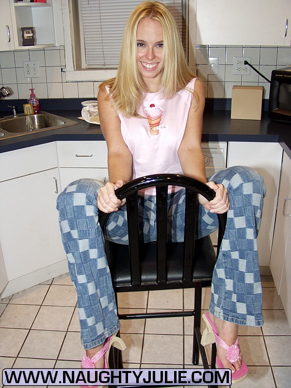 ブロンドのアマチュアなわいき朱莉が指で自分のマンコとアナルを舐めている