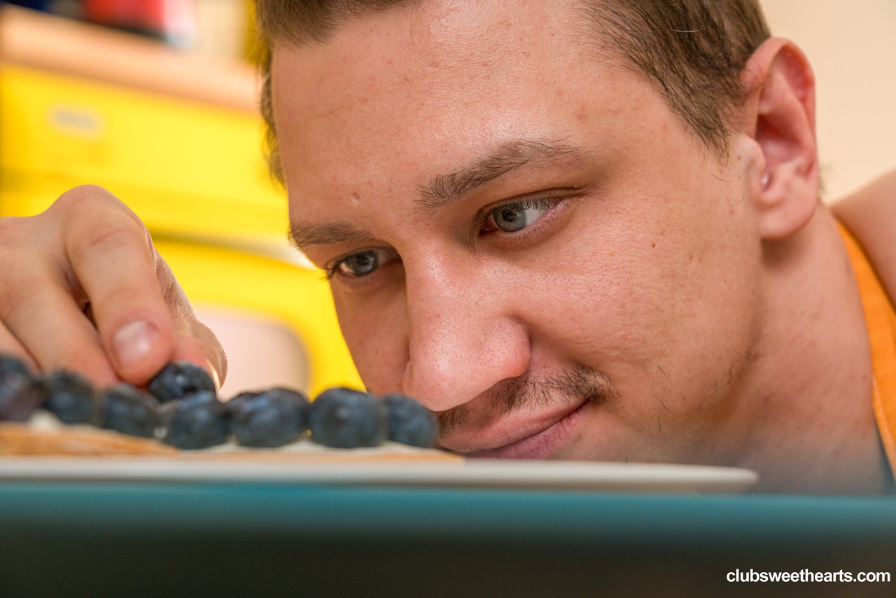 Maddy Nelson Reçoit Son Petit-Déjeuner Au Lit Et Un Cunnilingus Orgasmiq