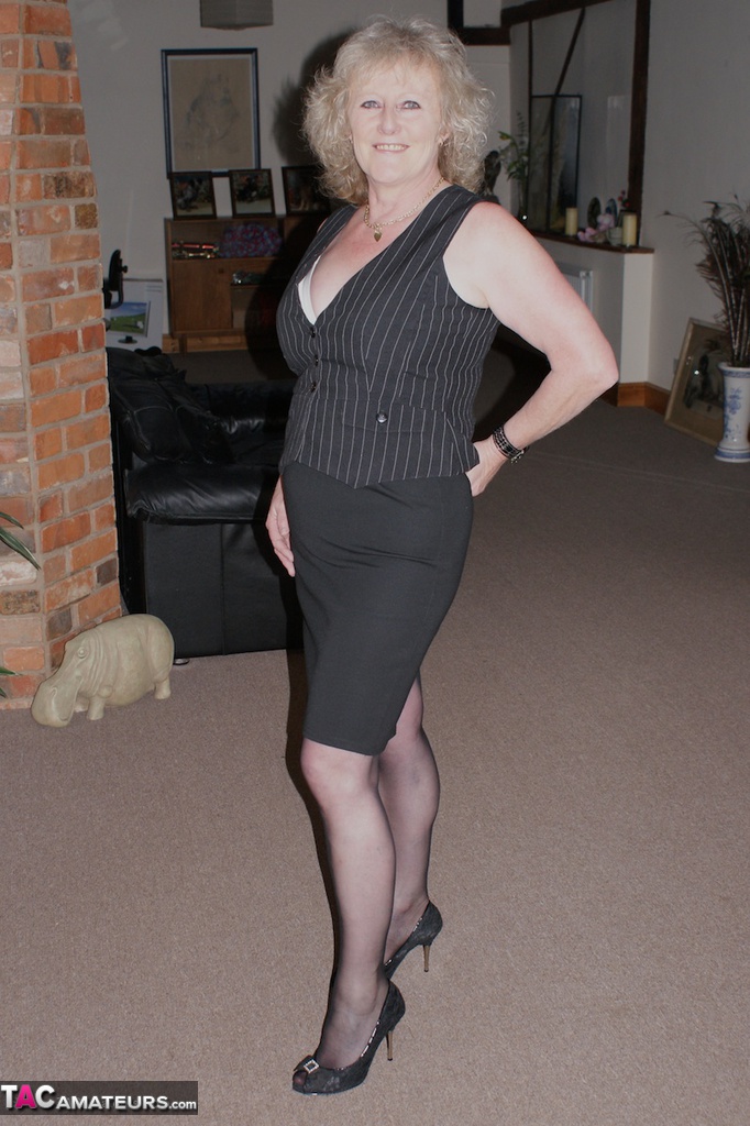 Mature Granny Claire Knight Fingers Her Soft Cunt In Pantyhose