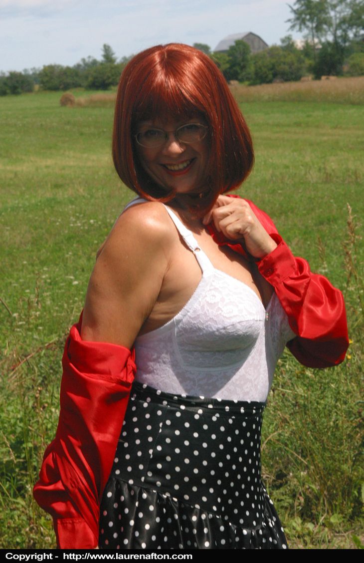 复古内衣红发女郎阿比盖尔小姐脱衣