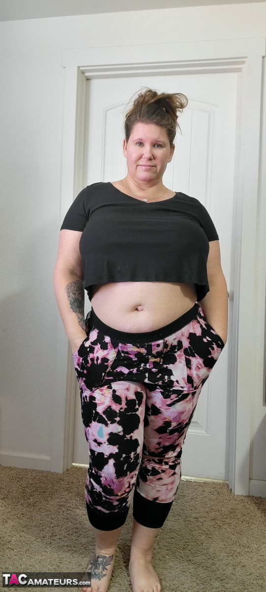 胖胖的业余巨乳克里斯·安在地毯上脱光