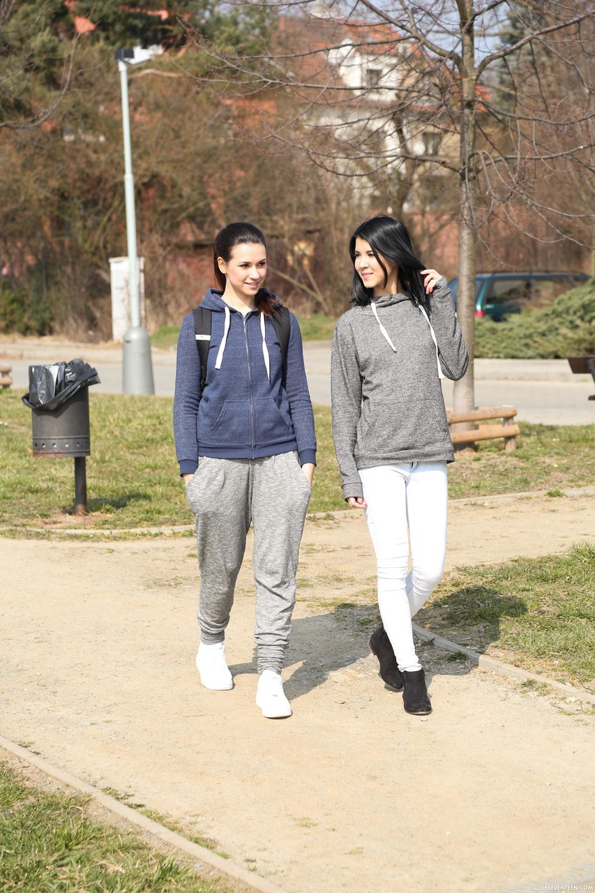 सांवली लेस्बियन कैरी ए और लेडी डी एक-दूसरे की चूत चाटती हैं और सिज़र करती हैं