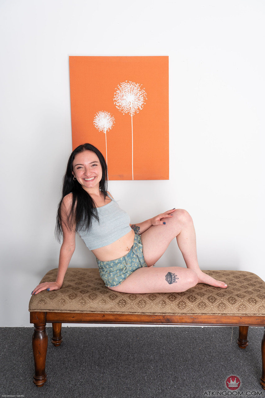 Atk Hairy 呈现 Leia Rae 的火热毛茸茸阴部摄影