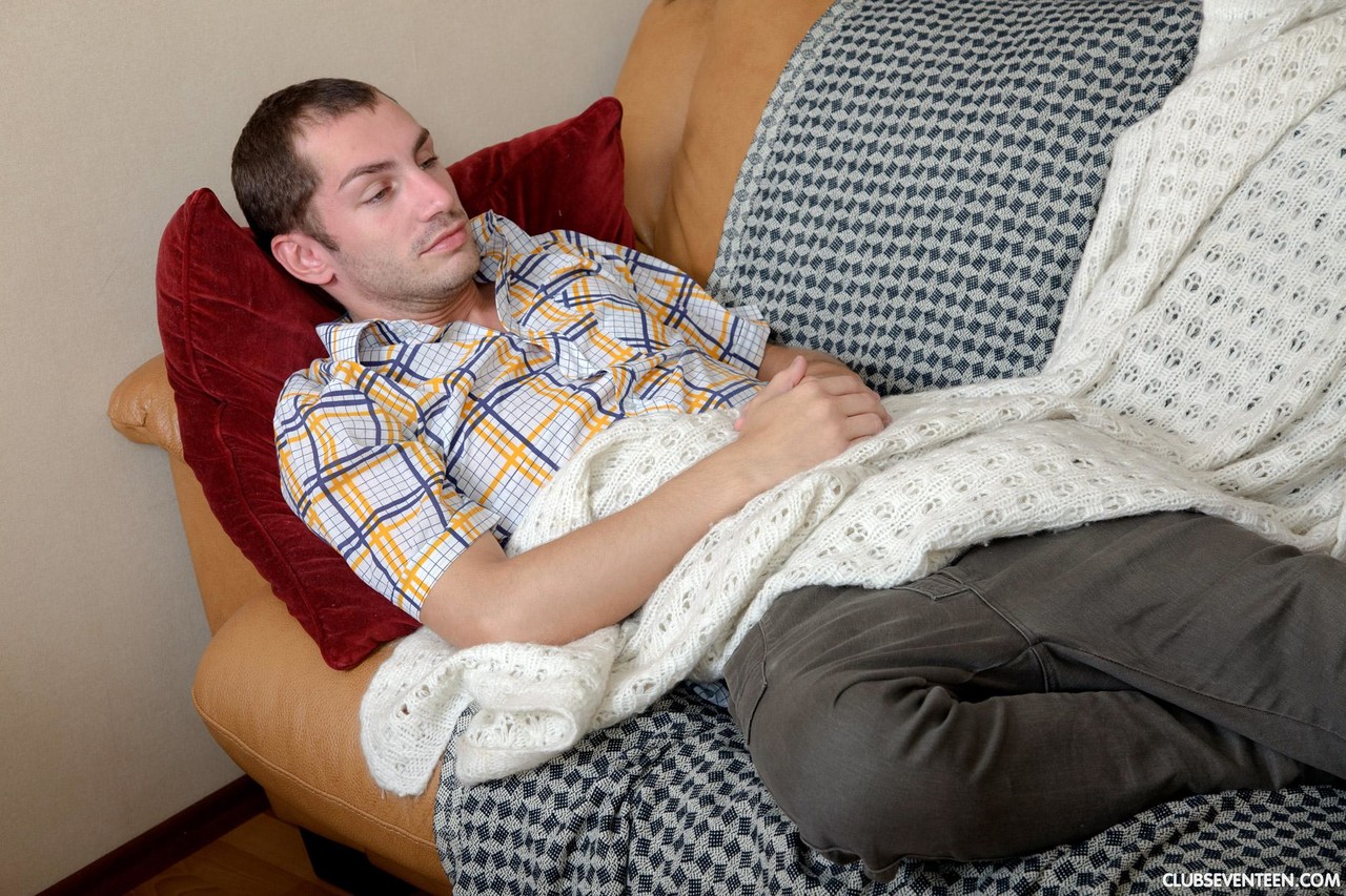 बड़े-चूतड़ वाली टीन ब्रिजिट डी हार्डकोर गुदा के बाद चेहरे पर गंदा वीर्य लेती है