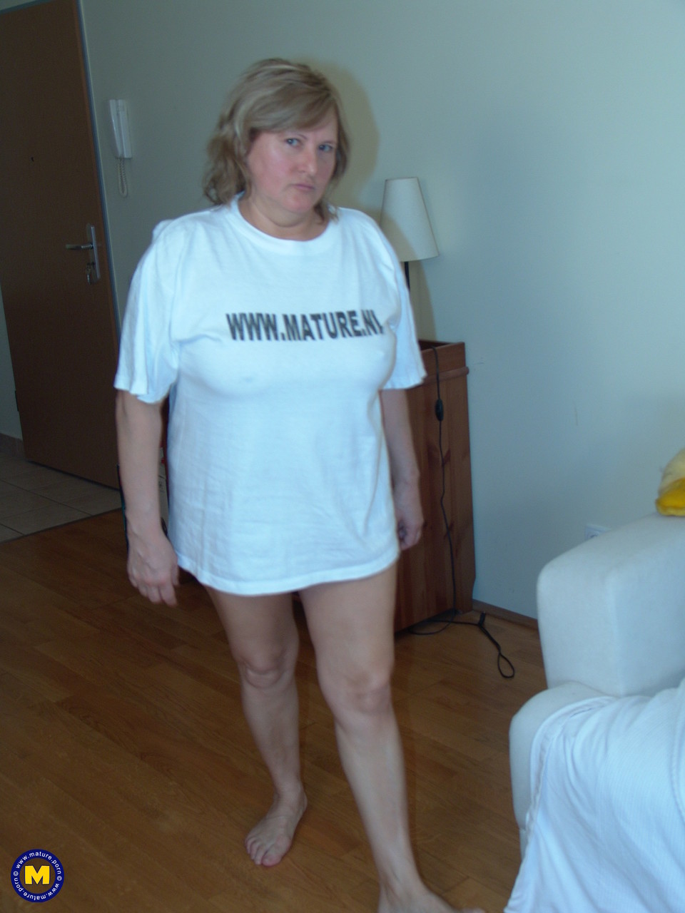 丰满老奶奶珀莉娜指交后的变态尿尿游戏