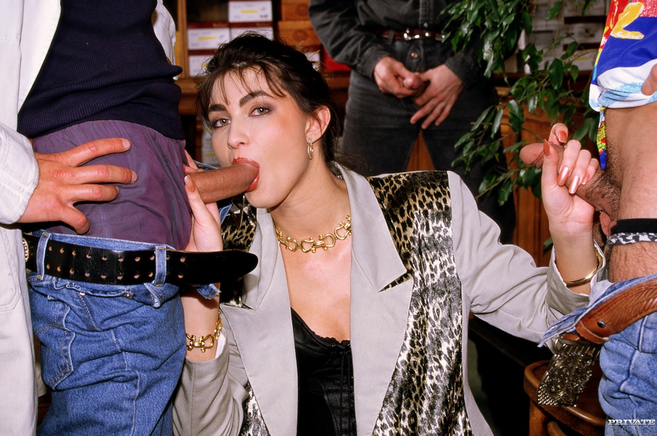 بائعو الأحذية يغتصبون ريجينا بالتناوب في جماعة