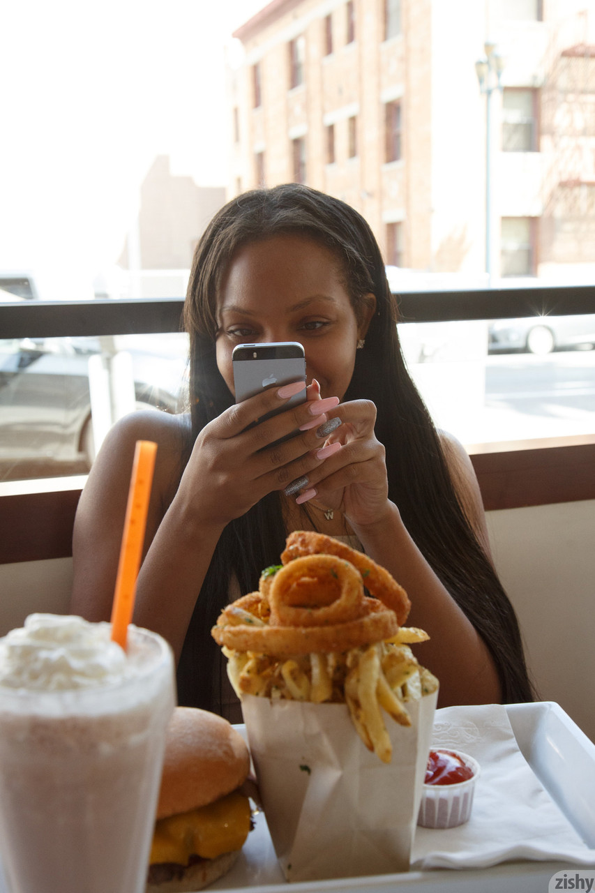 Dajah Wallace: Pequeña Ébano Exhibiendo Pequeñas Tetas Y Coño Afeitado En La Playa