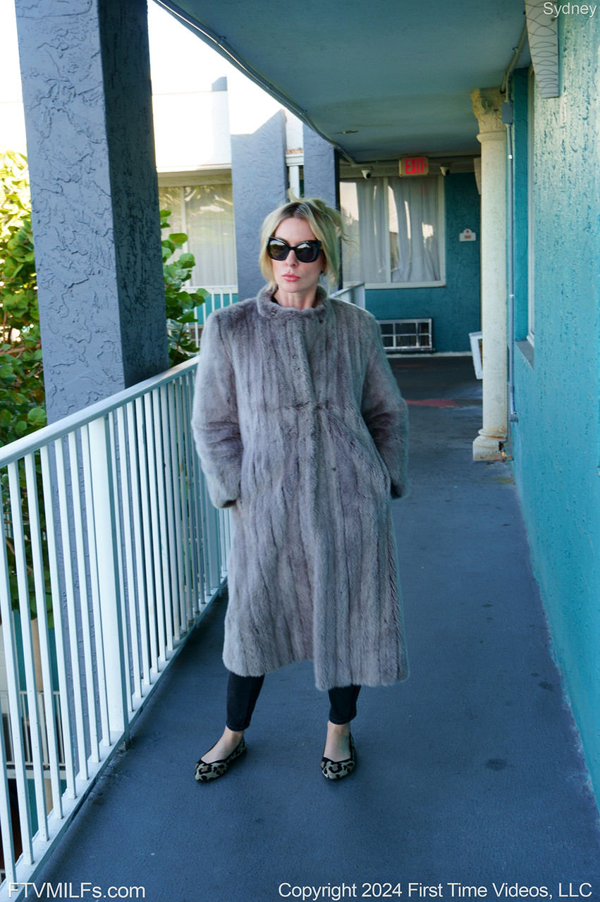 Blonde Milf Sydney Gets Naked Masturbating Selfie