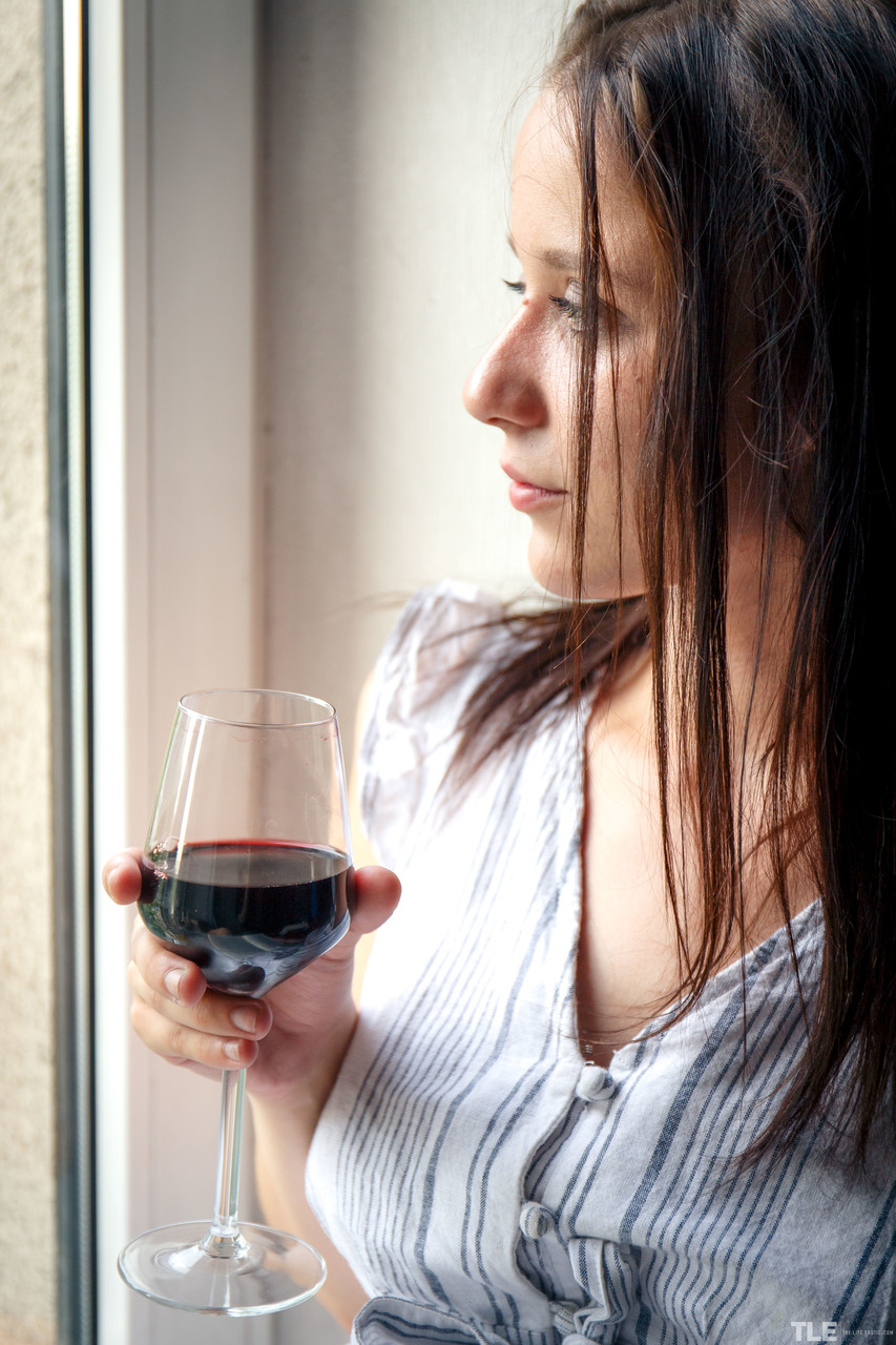 ブラUNETのポーラＴがラテックスのボディスーツを脱ぎ、玩具でおまんこを叩く