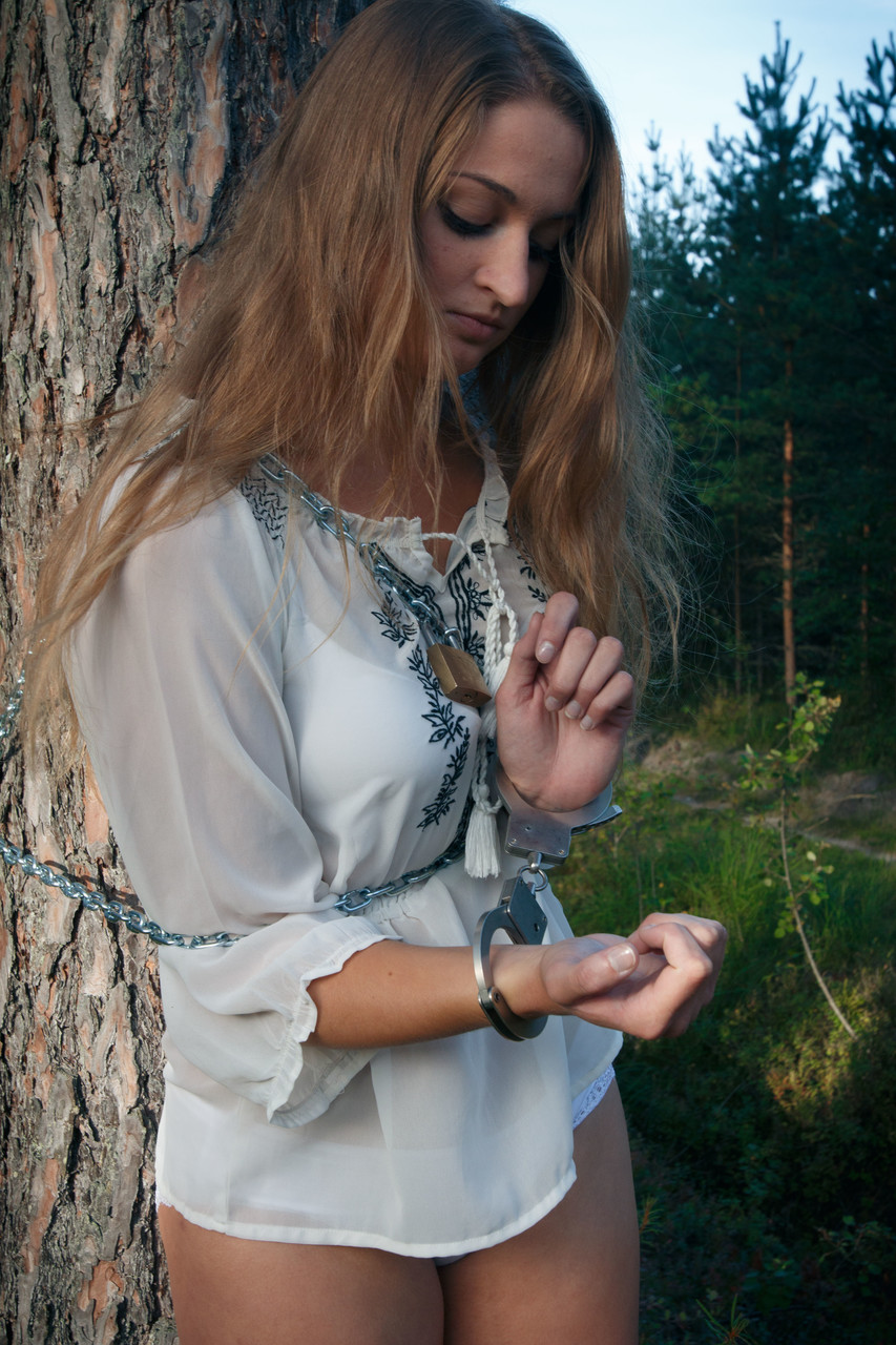 كريستين مكبلة في الغابة تفرك كسها المشعر وتعرض مؤخرتها الكبيرة