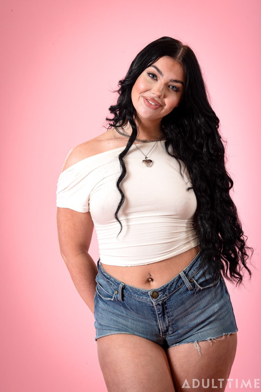 Brunette Pulpeuse Holly Day Se Fait Remplir La Chatte Dans Des Positions Chaudes