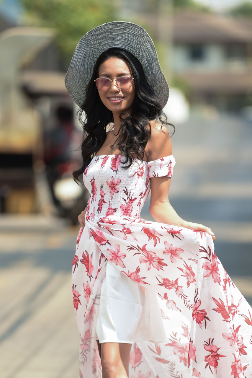 Chloe Saat: Exotic Teen Spreads Yummy Pussy Nude In Pool