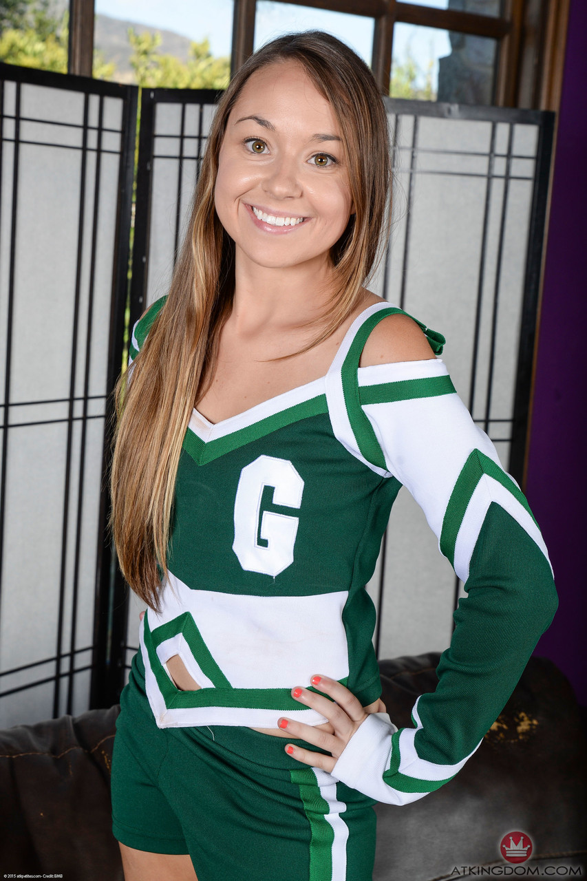 एएमई डेविस एटीके गैलेरिया में परफॉर्म करती हैं