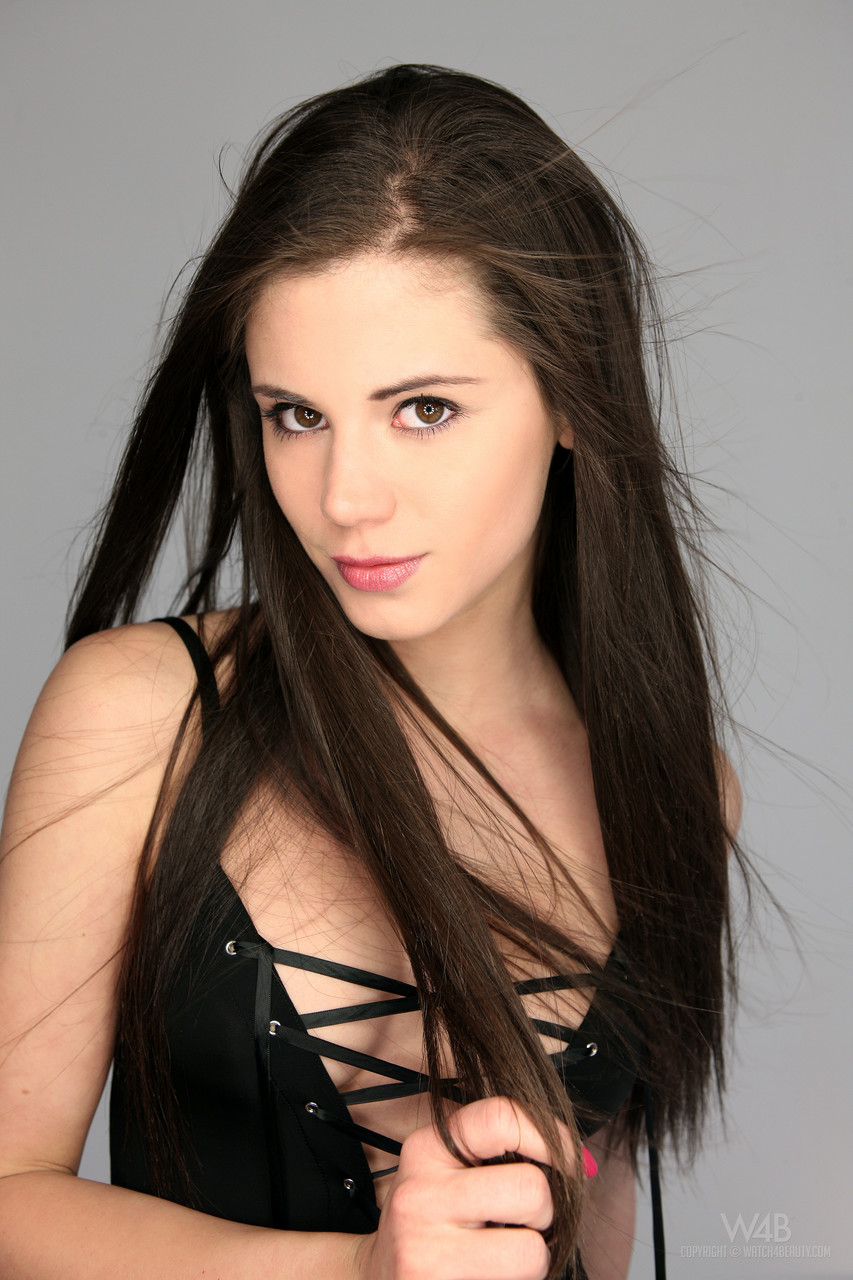 Glamour Teen Girls Show Nice Tits And Lickable Cunts Up Close