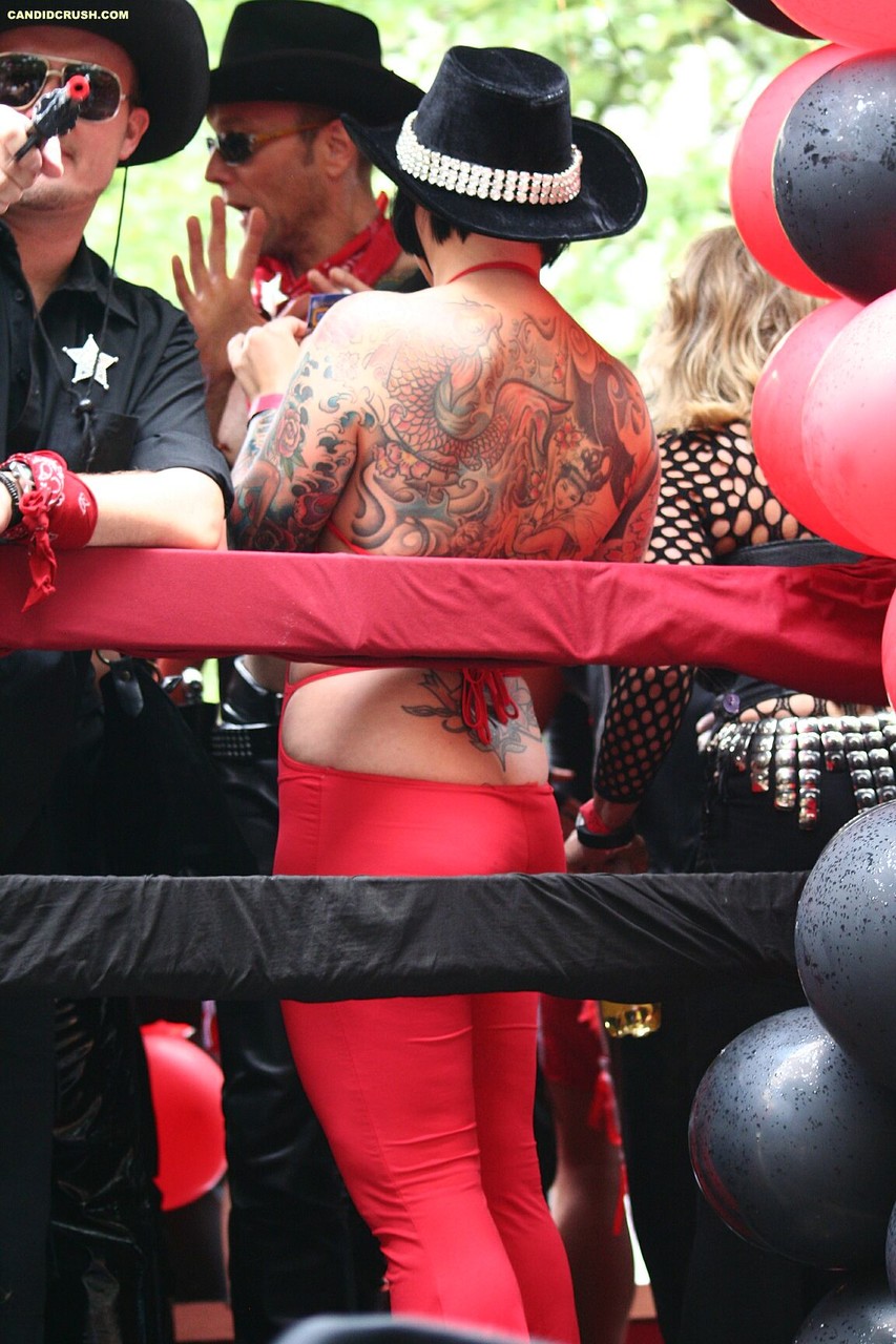 Teenagerin Bei Öffentlicher Party Entblößt Kleine Brüste