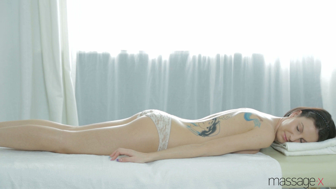 Татуированная Лилу Даёт Массажисту Вылизать И Трахнуть Её Маленькие Сиськи И Киску